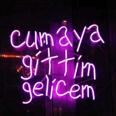 Ardan Özmenoğlu, Cumaya Gittim Gelicem, 2008, Neon ışık, 65x75 cm.