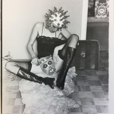 Renate Bertlmann, Tender Pantomime 3, 1976, Siyah beyaz fotoğraf (vintaj), 17.7x12.7 cm. ©Renate Bertlmann